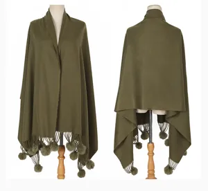 Dunkelgrüner Strickschal mit weichen Kaninchenfell-Pompons in Vorder- und Rückansicht.