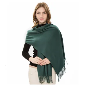 Eleganter dunkelgrüner warmer Winterschal mit Fransen für Damen, vielseitiges Tuch.