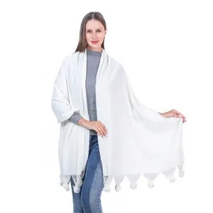 Eleganter cremeweißer Strickschal für Damen mit weichen Bommeln aus echtem Kaninchenfell
