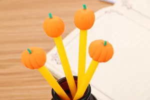 Gros plan de stylos gel en forme de citrouille avec capuchons décoratifs en silicone