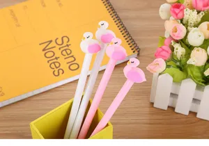 Vue détaillée de stylos gel mignons cygne et flamant rose en couleurs rose et blanc