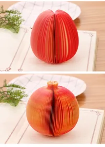 Vista dettagliata di foglietti adesivi creativi a forma di mela e melograno in 3D per scrivania