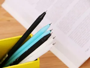 Λεπτομερής προβολή macro των λεπτών μύτων πολύχρωμων στυλό gel για το σχολείο και το γραφείο