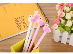 Gros plan détaillé de stylos sur le thème du cygne rose et blanc sur un bureau