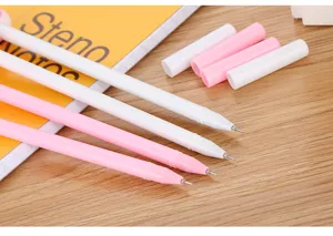 Gros plan sur les stylos flamants roses et blancs avec pointes fines et capuchons assortis