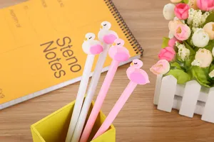 Vue rapprochée de jolis stylos gel cygne avec des capuchons d'oiseaux en silicone