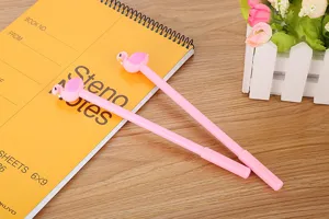 Vue macro détaillée de la mignonne décoration de flamant rose sur un stylo à encre gel créatif
