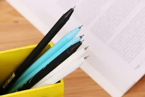 Κοντινό πλάνο πολύχρωμων στυλό gel με λεπτές μύτες βελόνας σε κίτρινη θήκη