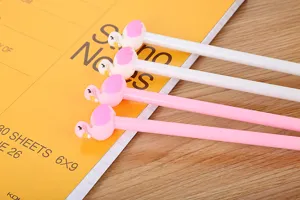 Gros plan détaillé de stylos gel mignons sur le thème des flamants roses et des cygnes