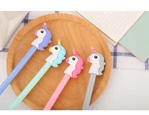 Gros plan de quatre jolis stylos gel licorne aux couleurs pastel sur un plateau