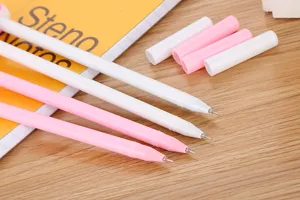 Gros plan détaillé de stylos gel roses et blancs à pointe fine sur un bureau en bois