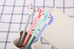 Vue détaillée de quatre stylos gel licorne colorés sur un bureau