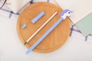 Vue détaillée d'un stylo gel licorne bleu clair démonté sur un plateau en bois