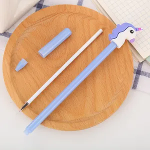 Stylo gel licorne bleu clair créatif avec recharge amovible sur un plateau en bois