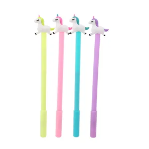 Lot de quatre stylos gel licorne colorés en jaune, rose, bleu sarcelle et violet