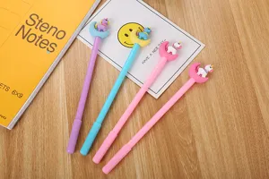 Vue détaillée de jolis stylos gel licorne lune en couleurs violet bleu et rose