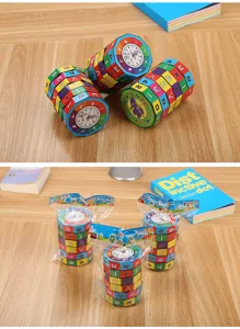 Vista detallada de cubos mágicos matemáticos cilíndricos en envases individuales para niños