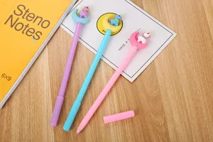 Détail de stylos gel licorne mignons en couleurs pastel rose, bleu et violet