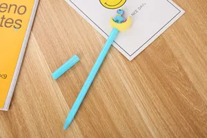Vue rapprochée d'une décoration licorne et lune sur un stylo à gel bleu mignon