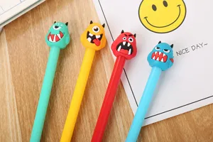 Nahaufnahme von bunten Cartoon-Monster-Gelschreiber mit Silikon-Charakterköpfen