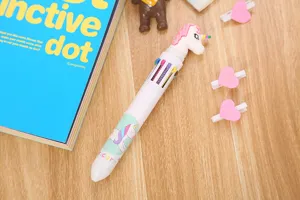 Gros plan d'un stylo à bille rétractable blanc à 10 couleurs avec une licorne