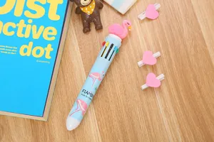 Détail d'un stylo à bille rétractable multicolore avec un joli motif de flamant rose