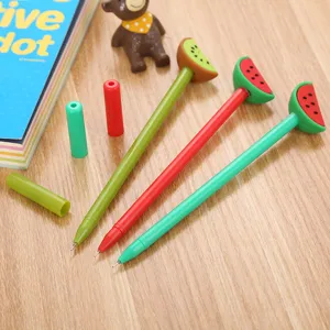 Simpatiche penne gel a tema frutta con decorazioni kiwi e anguria su tavolo di legno.