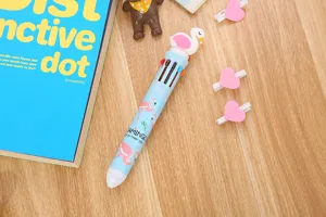 Vue détaillée d'un stylo à bille flamant rose multicolore sur bureau en bois