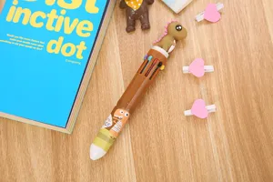 Détail d'un stylo à bille rétractable à dix couleurs avec motif dinosaure sur bois