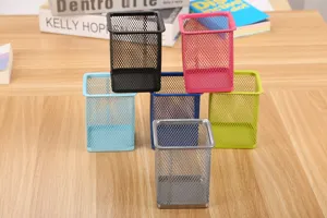 Detalle de portalápices cuadrados de malla metálica de colores para oficina y hogar