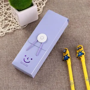 Estuche morado minimalista con diseño de carita sonriente y cierre de botón elástico.