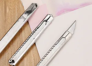 Detalle de un cúter de acero inoxidable muy afilado para cortes de alta precisión diaria.