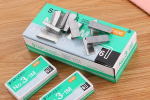 Nahaufnahme von 24/6 Heftklammern aus Metall auf ihren grünen Verpackungsschachteln.