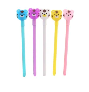 Gros plan d'un ensemble de cinq stylos à gel tête de tigre colorés sur fond blanc.