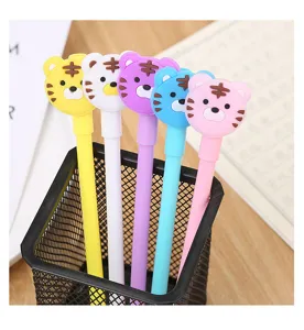 Vue rapprochée de cinq stylos gel tigre de dessin animé dans un support en maille noire