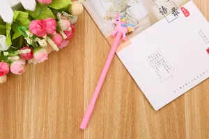 Vue détaillée du joli stylo gel licorne rose avec une crinière arc-en-ciel colorée.