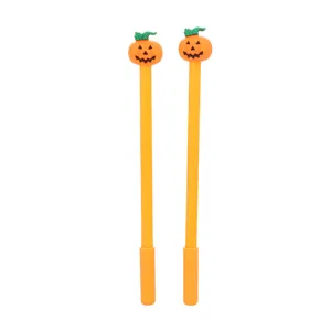 Δύο πορτοκαλί στυλό τζελ Halloween με χαριτωμένα καπάκια κολοκύθας σε λευκό φόντο