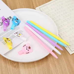 Lot de stylos gel pastel avec de mignons capuchons en silicone tigre sur une assiette