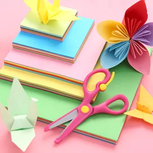 Carta origami quadrata colorata per lavoretti fatti a mano e progetti di piegatura
