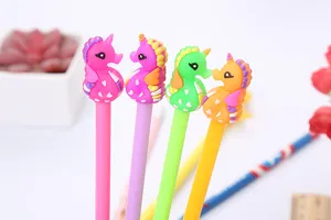 Nahaufnahme von niedlichen Cartoon-Seepferdchen- und Einhorn-Gelstiften in bunten Farben