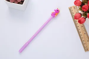 Detailansicht eines niedlichen lila Seepferdchen-Gelstifts auf einem weißen Schreibtisch