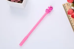 Detailansicht eines süßen rosa Cartoon-Seepferdchen-Gelschreibers mit Holzlineal