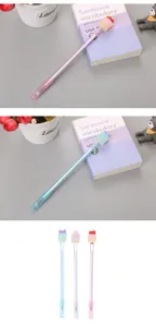 Dettaglio di penne gel a forma di torta alla frutta con fusto glitterato e topper 3D.