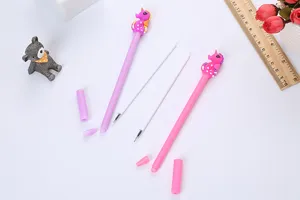 Detailansicht von niedlichen Seepferdchen-Gelschreibern in Rosa und Lila mit Minen.