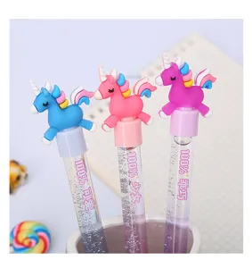 Primo piano di tre penne gel unicorno con glitter e sabbie mobili e testine in gomma.