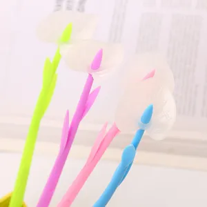 Dettaglio macro di penne a forma di fiore calla colorate in verde, viola, rosa e blu