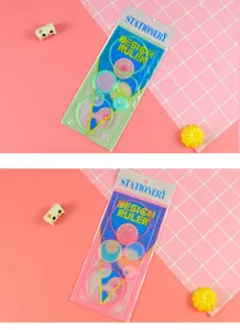 Détail rapproché de kits de règles spirographes colorés en emballages rose et vert