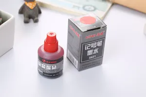 Primer plano de tinta para rotulador permanente roja con su caja de embalaje gris original