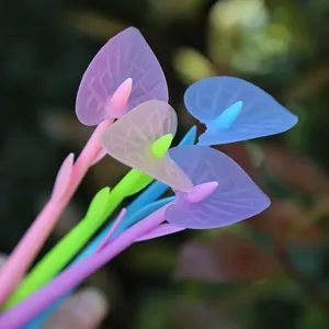 Vista dettagliata delle penne gel a fiore che cambiano colore al sole con i petali traslucidi