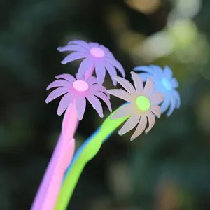 Primo piano dettagliato di graziose penne gel a girasole con speciale effetto cambia colore UV